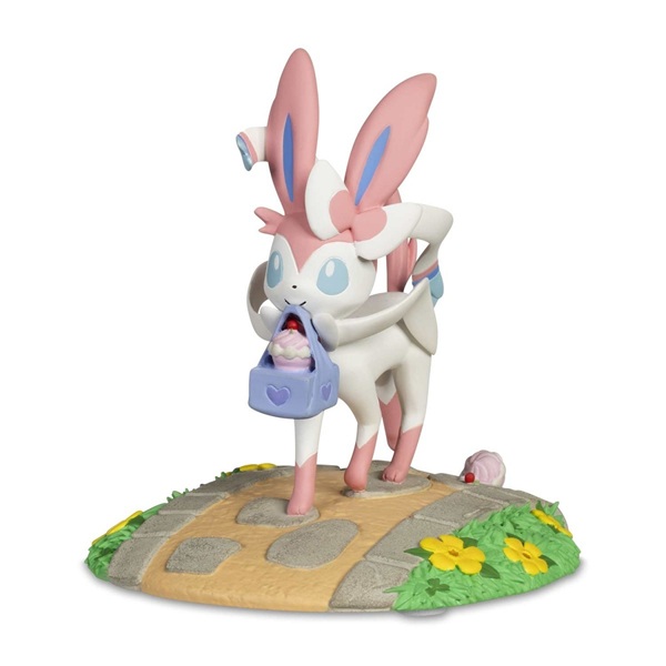 Pokémon - Charming Presents with Sylveon - Pokémon Center Evolving Personalities Figure